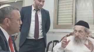 הרב דב לנדו וראש העיר משה ליאון בפגישה