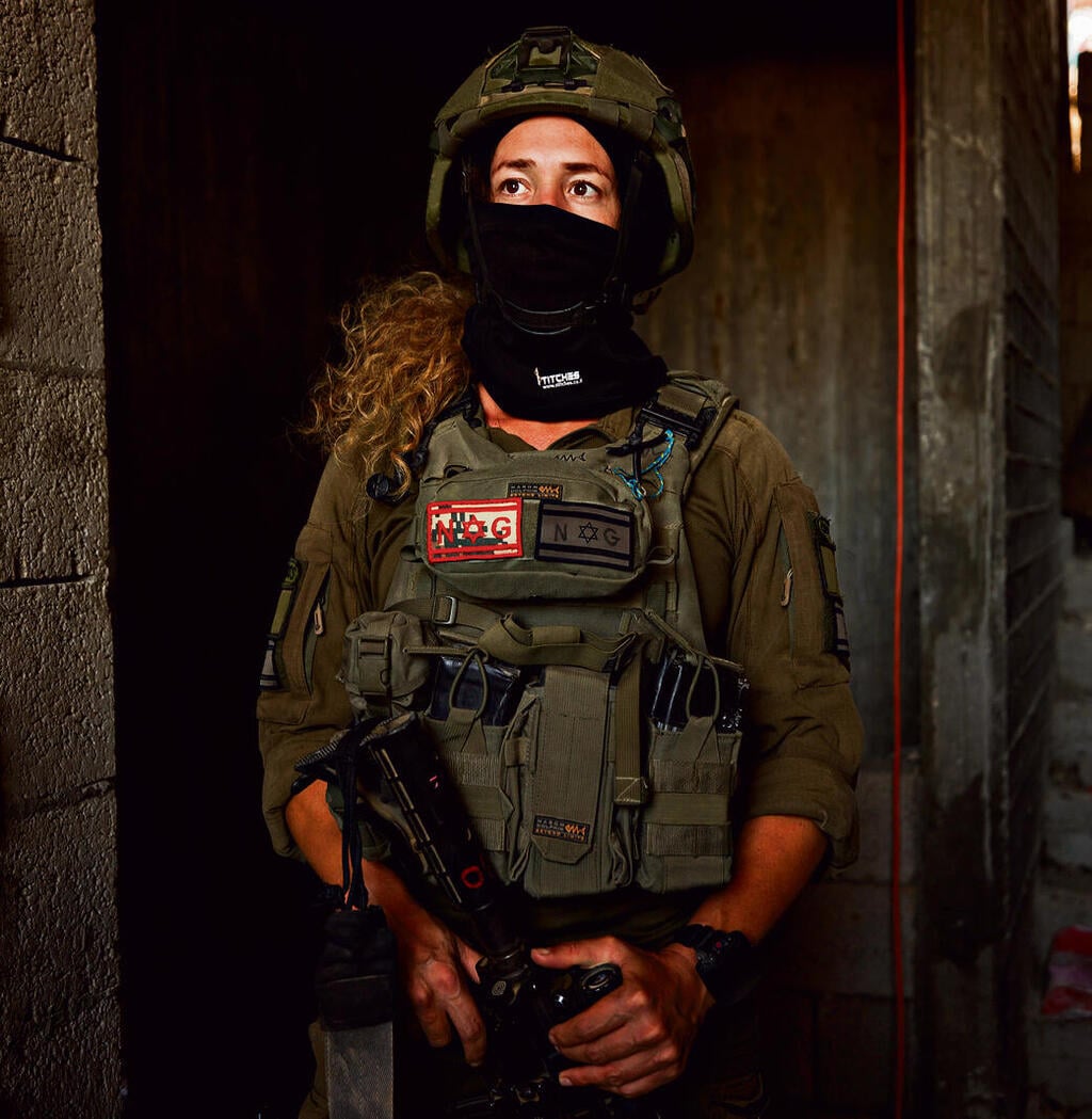 גאוות יחידה. מעיין, לוחמת בחפ"ק מג"ד 8119, בתוך רצועת עזה (צילום: זיו קורן) yk14125617