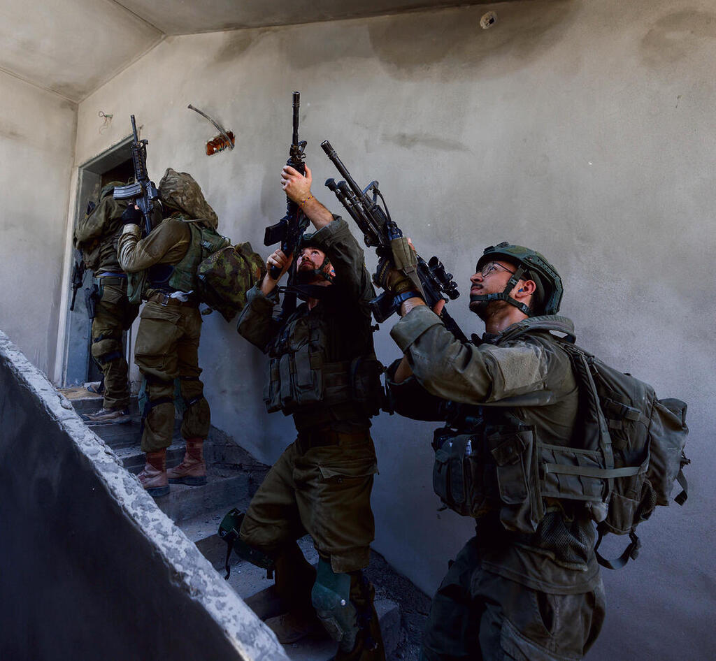 טיפוס קשוח. הלוחמים דרוכים לקראת מחבלים שעלולים להסתתר בקומות העליונות (צילום: זיו קורן) yk14125634