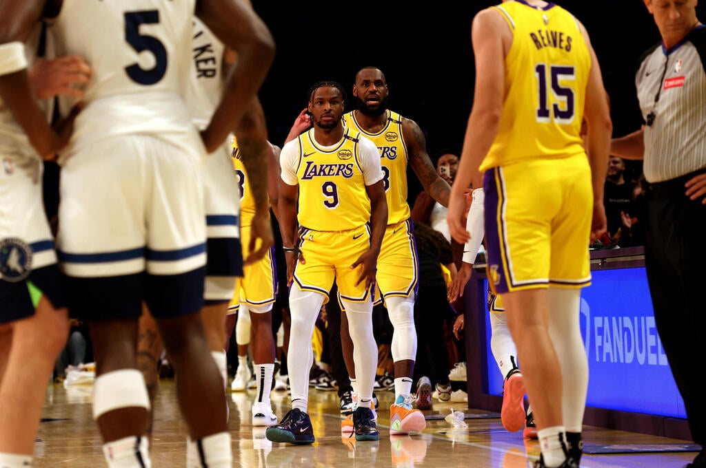 LeBron and Bronny Janes checked into the game against Minnesota at the same time (Photo: Jason Parkhurst-Imagn Images) לברון וברוני ג'יימס