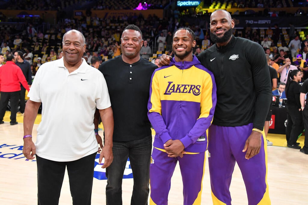 Lebron and Bronny James with father and son baseball standouts Ken Griffey Sr. and Ken Griffey Jr. (Photo: Allen Berezovsky / Getty Images North America / AFP) לברון וברוני ג'יימס