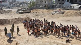 מערבית לבית לאהיא, הצבא עצר את כל הגברים שהיו בבתי מחסה עבור עקורים