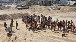 מערבית לבית לאהיא, הצבא עצר את כל הגברים שהיו בבתי מחסה עבור עקורים