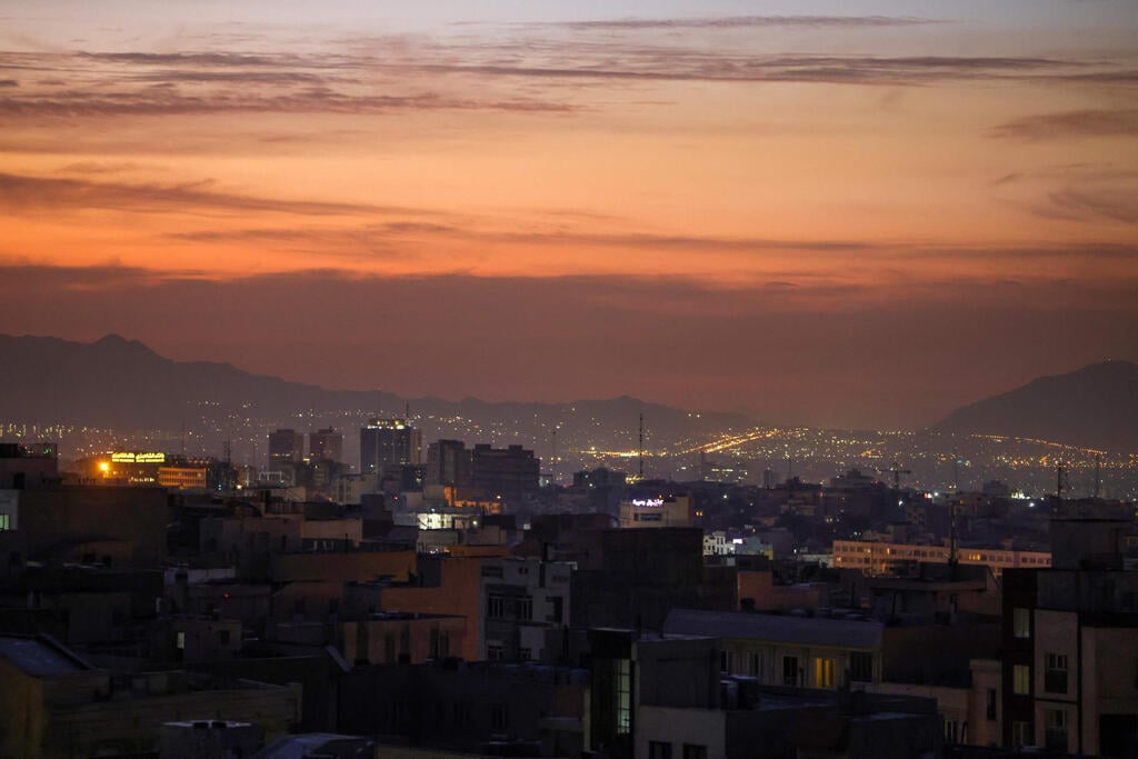 Tehran, Iran (Photo: ATTA KENARE / AFP) שמי טהרן, בירת איראן, אחרי תקיפת ישראל