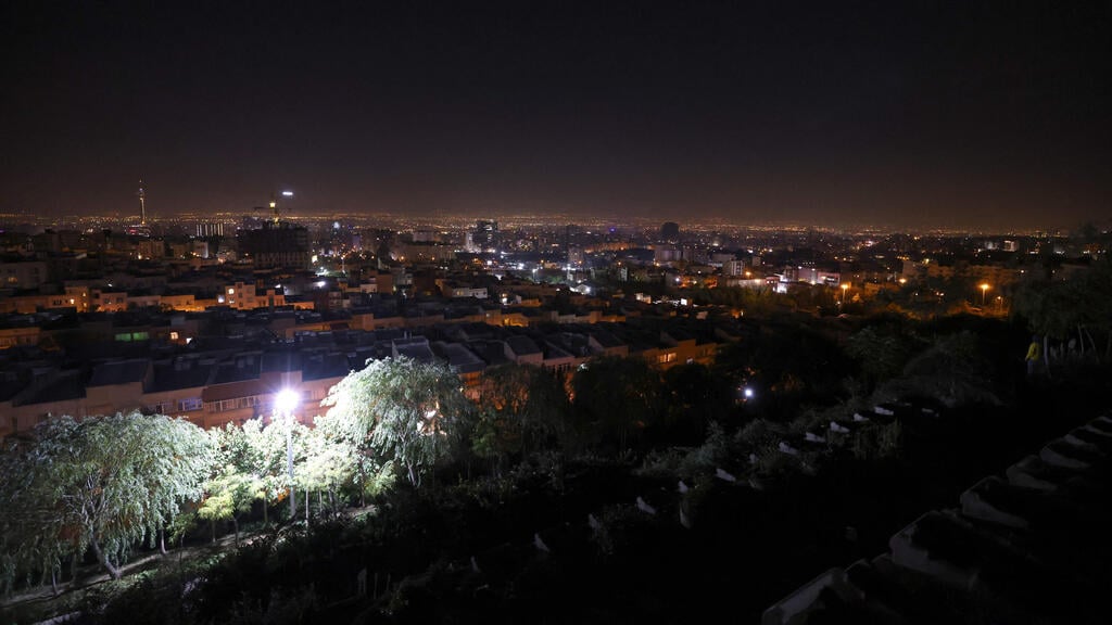 An Israeli strike on Iran early on Saturday (Photo: Atta Kenare / AFP) שמי טהרן, בירת איראן, בעת תקיפת ישראל