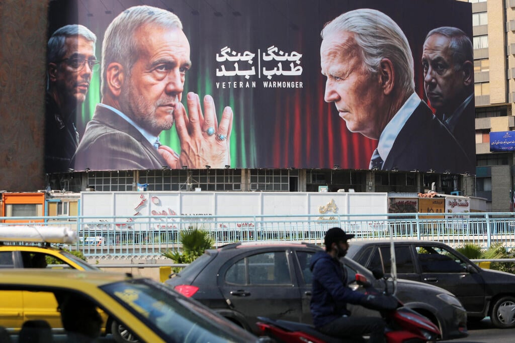 Poster in Tehran (Photo: ATTA KENARE / AFP) טהרן