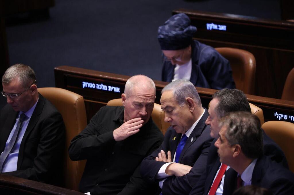 נתניהו וגלנט, אתמול. הסכם עם שלושה מרכיבים (צילום: אלכס קולומויסקי ) מליאת הכנסת - פתיחת מושב החורף של הכנסת