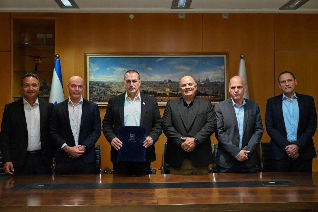 חתימת משרד הביטחון להשלמת הפיתוח של מערכת הלייזר מגן אור (צילום: אגף דוברות וקשרי ציבור במשרד הביטחון) חתימת משרד הביטחון להשלמת הפיתוח של מערכת הלייזר מגן אור