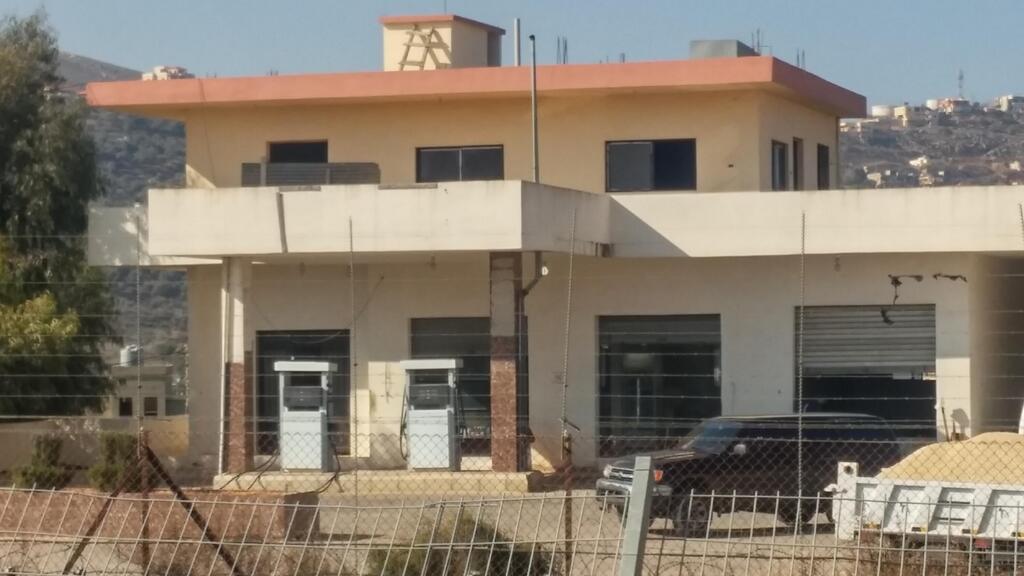 תחנת הדלק הלבנונית, כפי שנראתה מהצד הישראלי של הגדר ב-2015. (צילום: יאיר קראוס) כפר כילא דרך הגדר במטולה