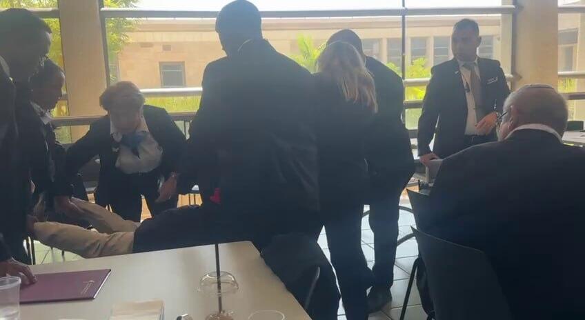 המפגינים מוצאים בכוח מהמזנון תיעוד: פעילים למען עסקת שחרור החטופים מחו במזנון הכנסת והוצאו הכוח