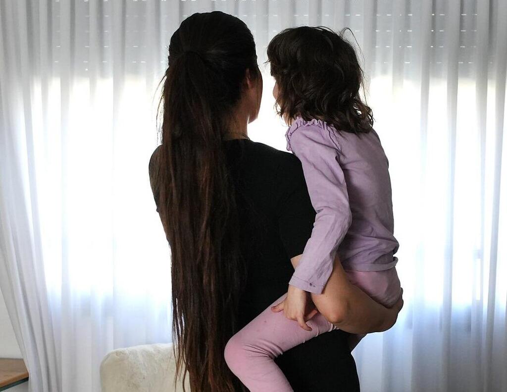 נועה ובתה מאיה, שבמצב סיעודי (צילום: אפי שריר) ליאל ובתה נועה