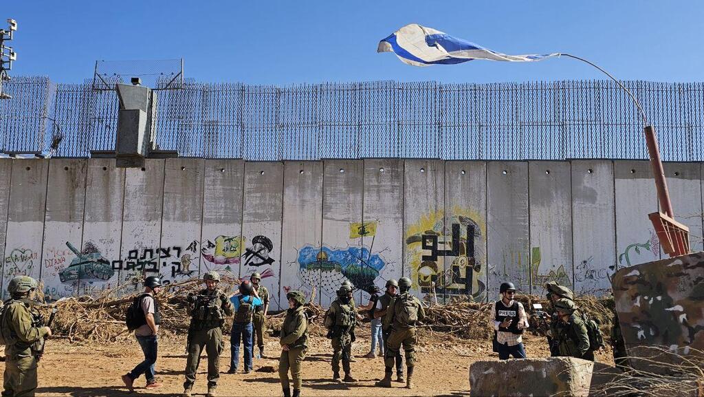 כתובת בעברית על הבטונדות, ודגל ישראל (צילום: יאיר קראוס) כתבנו יאיר קראוס מדווח מלבנון