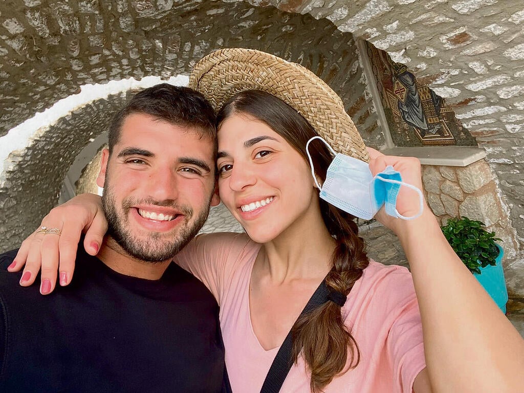 “אם היית באה אלינו הביתה היית נקרעת מצחוק, כי היינו שטותניקים". איתי ז"ל וגל מורנו (צילום: מהאלבום המשפחתי) yk14111722