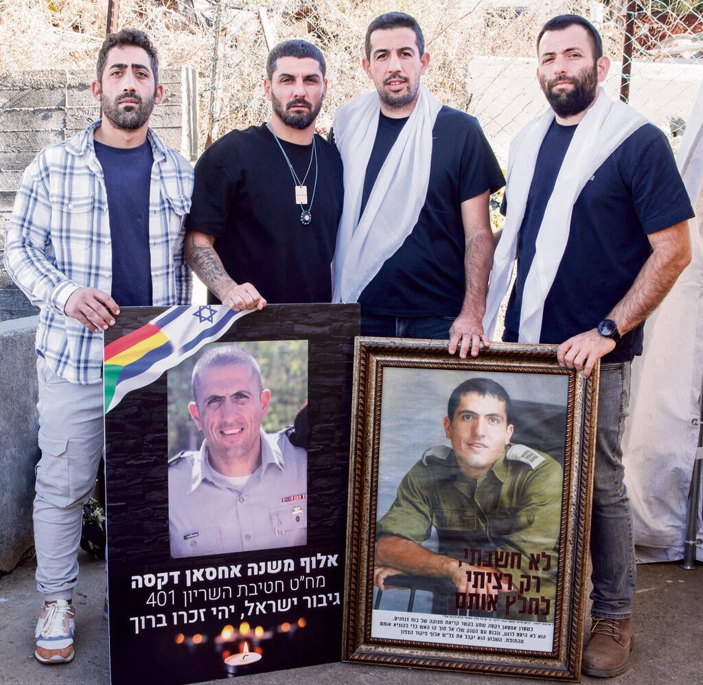 מימין: האחים השכולים איהאב וסודקי דקסה, האח השכול אבנר כהן והלוחם שחולץ אסף חלפון - עם תמונתו של אחסאן דקסה ועם שער הכתבה שנעשתה עליו אחרי שזכה בצל"ש (צילום: גיל נחושתן) משפחתו של אחסאן דקסה ז"ל בדליית אל כרמל