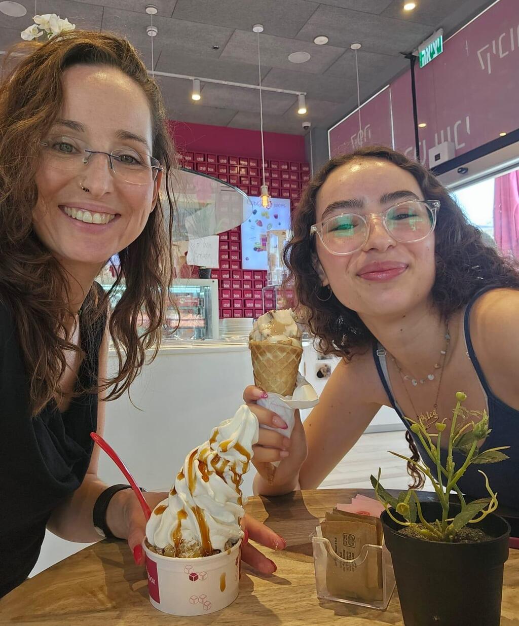 הדס שמואל ובתה
