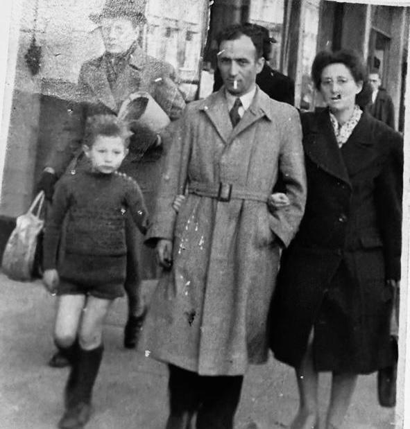Hans Vischjager with his stepfather Isaac Cohen and mother Hilda Levit