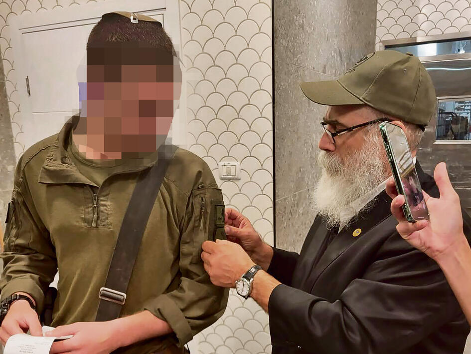 הרב בן ארי מחלק פאץ' "משיח" לחיילים yk14129342