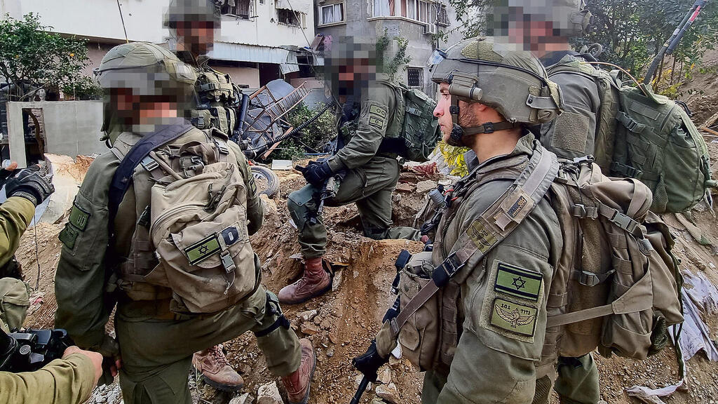לוחמי גדוד 101 של הצנחנים בסג'עייה עם פאצ'ים תקניים | צילומים: יואב קרן וטקטיקל איקס yk14129344