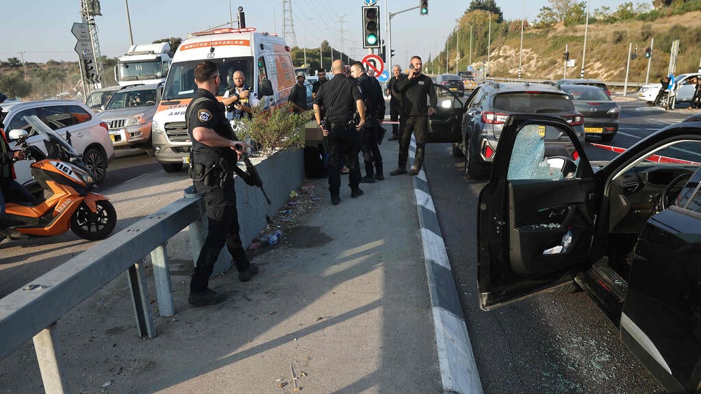 Hezbollah rockets kill 2 wound others north of Haifa (צילום: Ahmad Gharbali / AFP) פינוי פצועים ליד קריית אתא