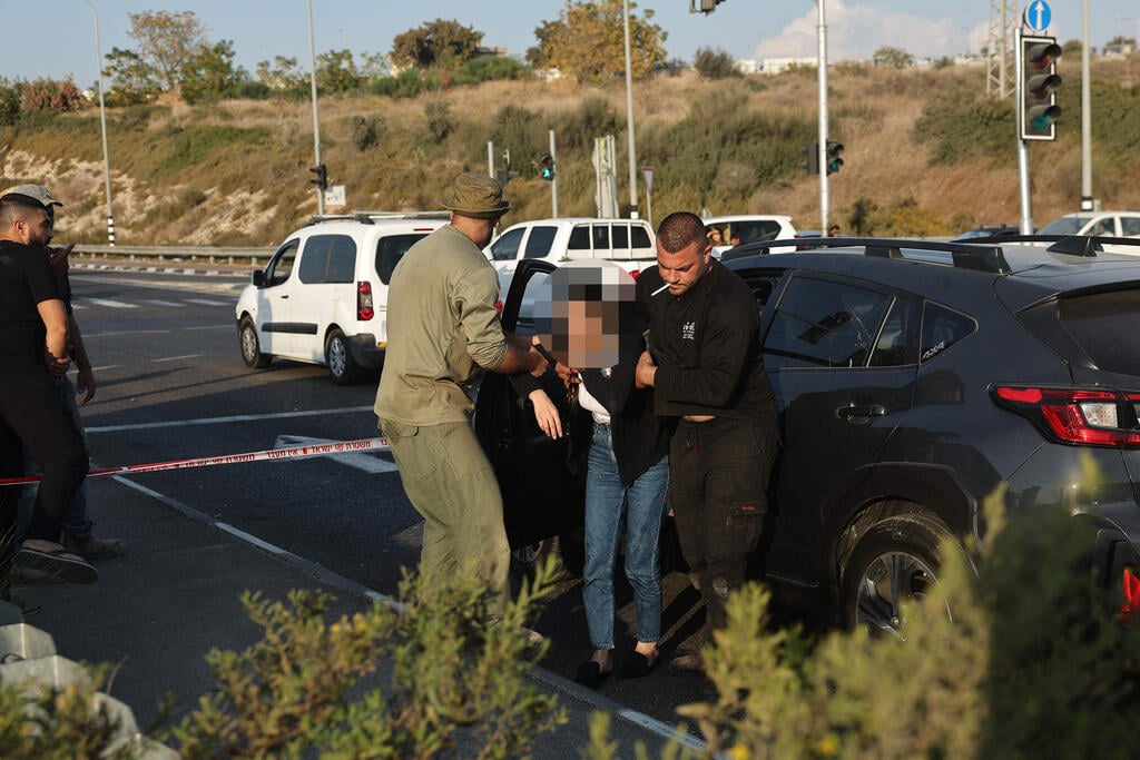 Hezbollah rockets kill 2 wound others north of Haifa (צילום: Ahmad Gharbali / AFP) פינוי פצועים ליד קריית אתא