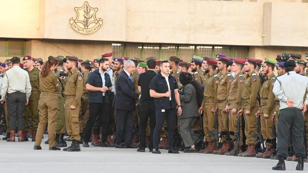Prime Mnister Benjamin Netanyahu greets IDF officer cadets during their graduation ceremony (Photo: Herzl Yossef) ראש הממשלה בנימין נתניהו והרמטכ"ל הרצי הלוי