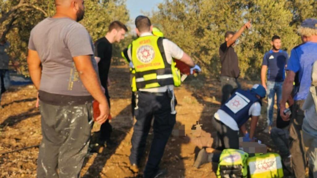 Emergency teams at a site where five people were killed in a rocket attack (Photo: Hatzalah ) זירת הפגיעה בשטח החקלאי