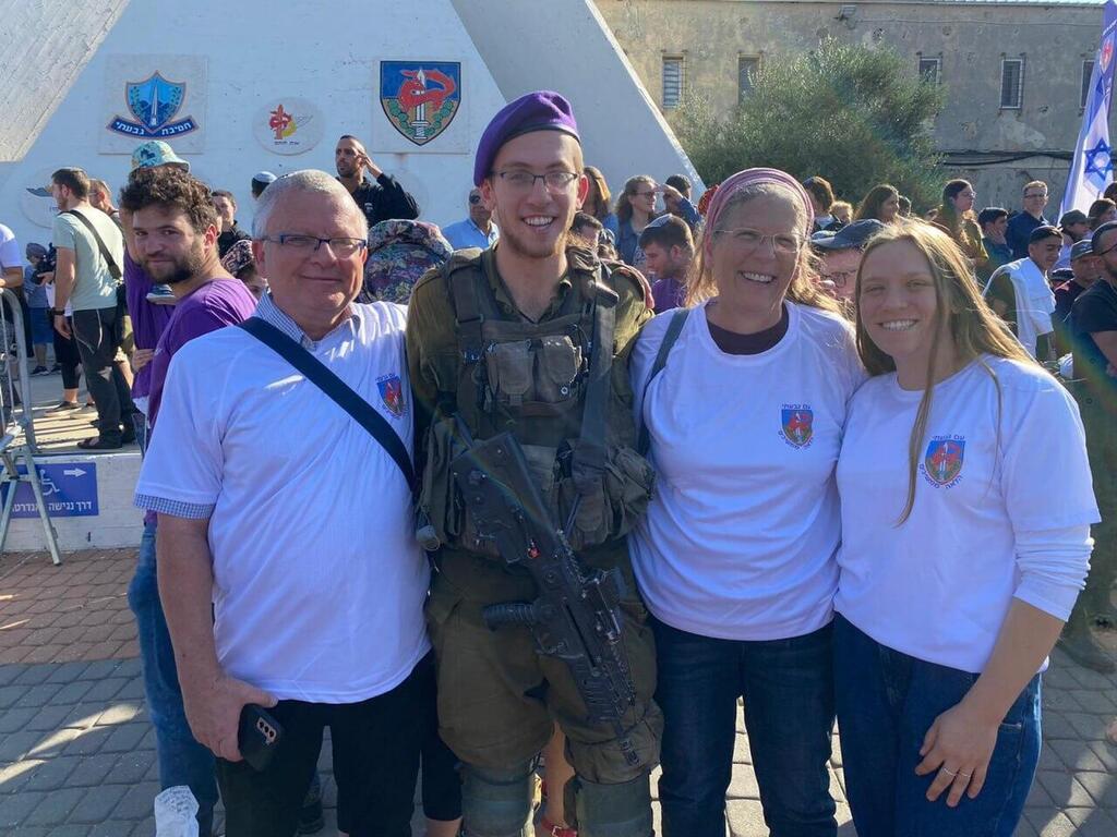 יאיר חנניה ז"ל עם בני משפחתו (צילום: באדיבות המשפחה) סמ"ר יאיר חנניה ז"ל עם משפחתו