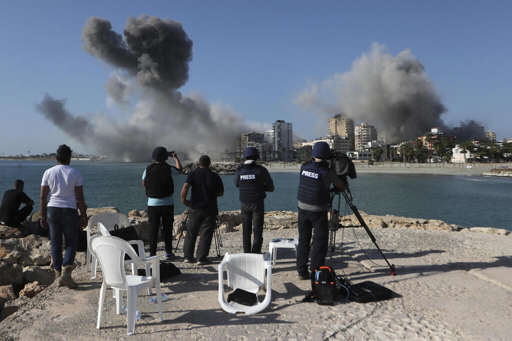 Foreign media documents the destruction (Photo: AP / Mohammed Zaatari) תקשורת זרה מתעדת את התקיפות בצור