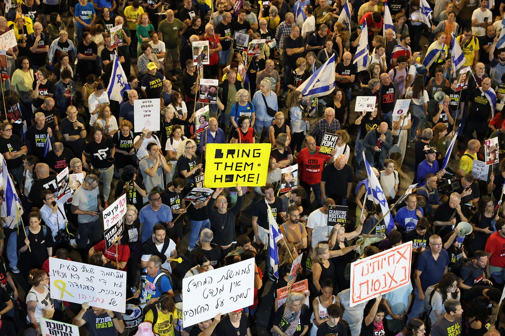Tel Aviv rally calling for release of Hamas hostages (Photo: Dana Kopel) הפגנה למען השבת החטופים בדרך בגין שבתל אביב