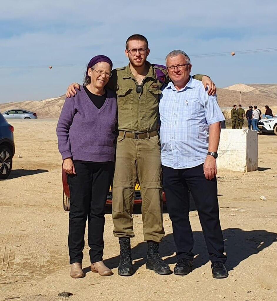 סמ"ר יאיר חנניה ז"ל עם משפחתו. "בחור מאיר פנים, עדין נפש וטוב לב" (צילום: באדיבות המשפחה) סמ"ר יאיר חנניה ז"ל עם משפחתו