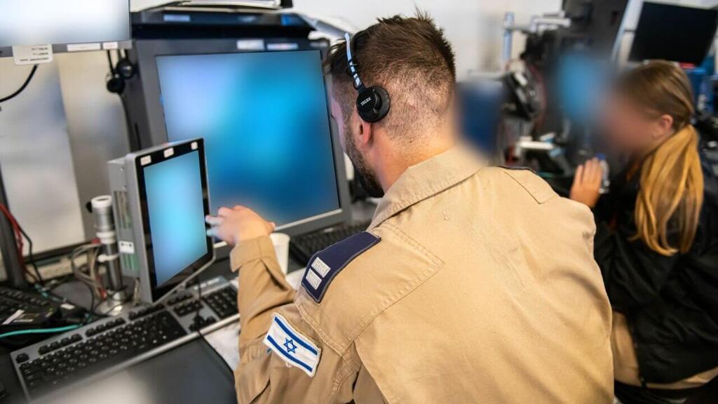 יחידת הבקרה של חיל האוויר. "הצטיידנו במערכות גילוי והתרעה" (צילום: דובר צה"ל) יחידת הבקרה של חיל האוויר