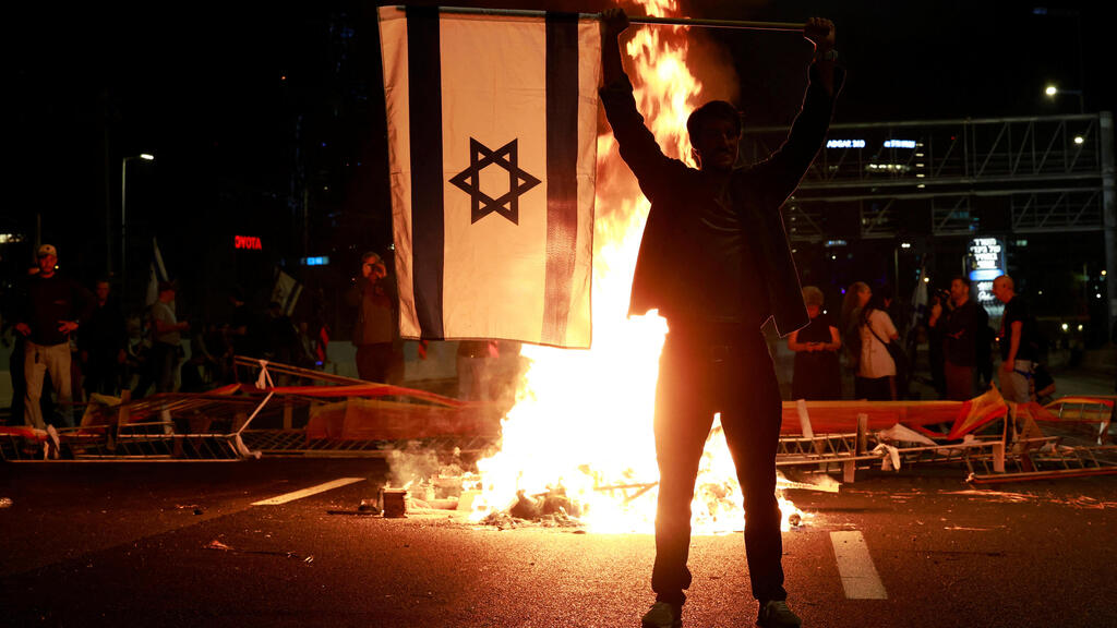 הפגנה בקפלן (צילום: REUTERS/Ammar Awad) מחאה נגד פיטורי שר הביטחון יואב גלנט בצומת קפלן