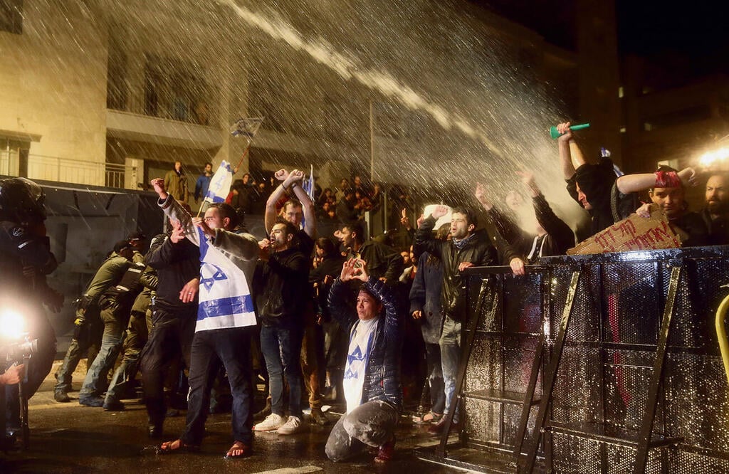 מחאות בעקבות פיטורי גלנט (צילום: עמית שאבי) yk14141085