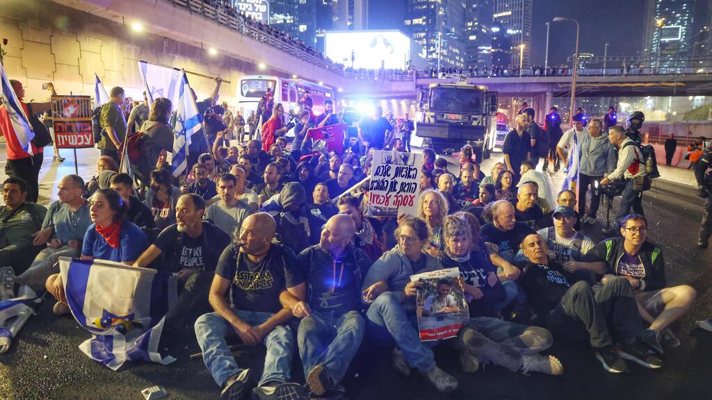 Protestesrs block a major highway after Gallant ousted (Photo: Dana Kopel) מחאות נגד פיטורי גלנט בתל אביב