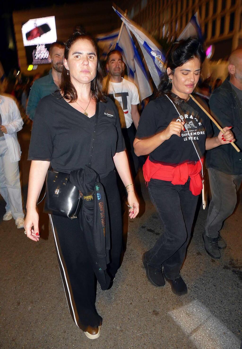 הגיעו מצוידות. שפרה קורנפלד ואורלי מירקין (צילום: אמיר מאירי) ליל גלנט 2 סלבס יוצאים להפגין