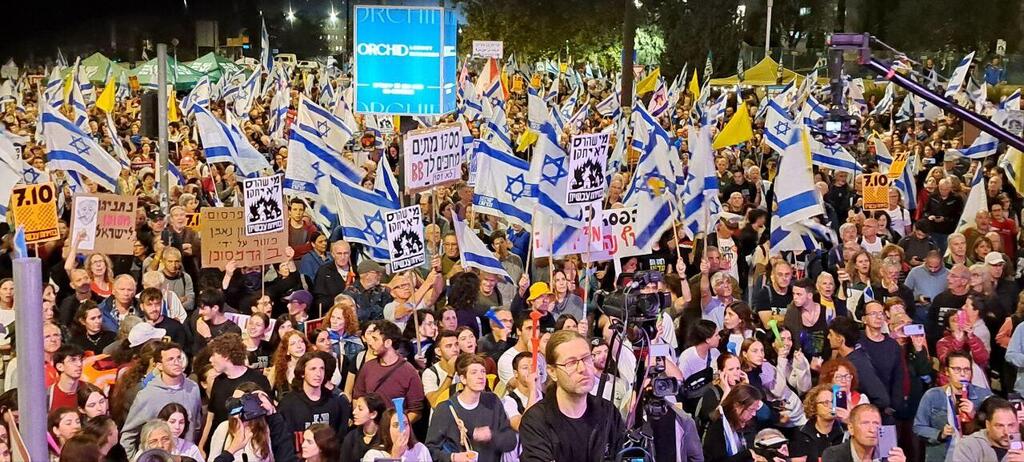 מחאה מול הכנסת בשל פיטוריו של שר הבטחון יואב גלנט בעת מלחמה (צילום: רפי קוץ ) מחאה מול הכנסת בשל פיטוריו של שר הבטחון יואב גלנט בעת מלחמה