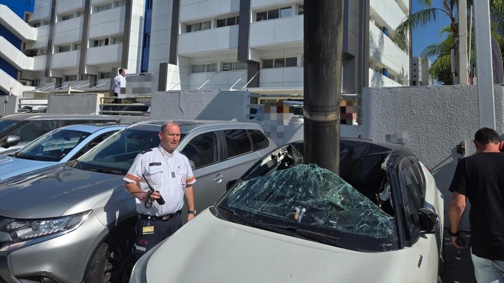 Rocket fragment falls on a car in Ra'anana (Photo: MDA) נפילת רסיס על רכב ברעננה