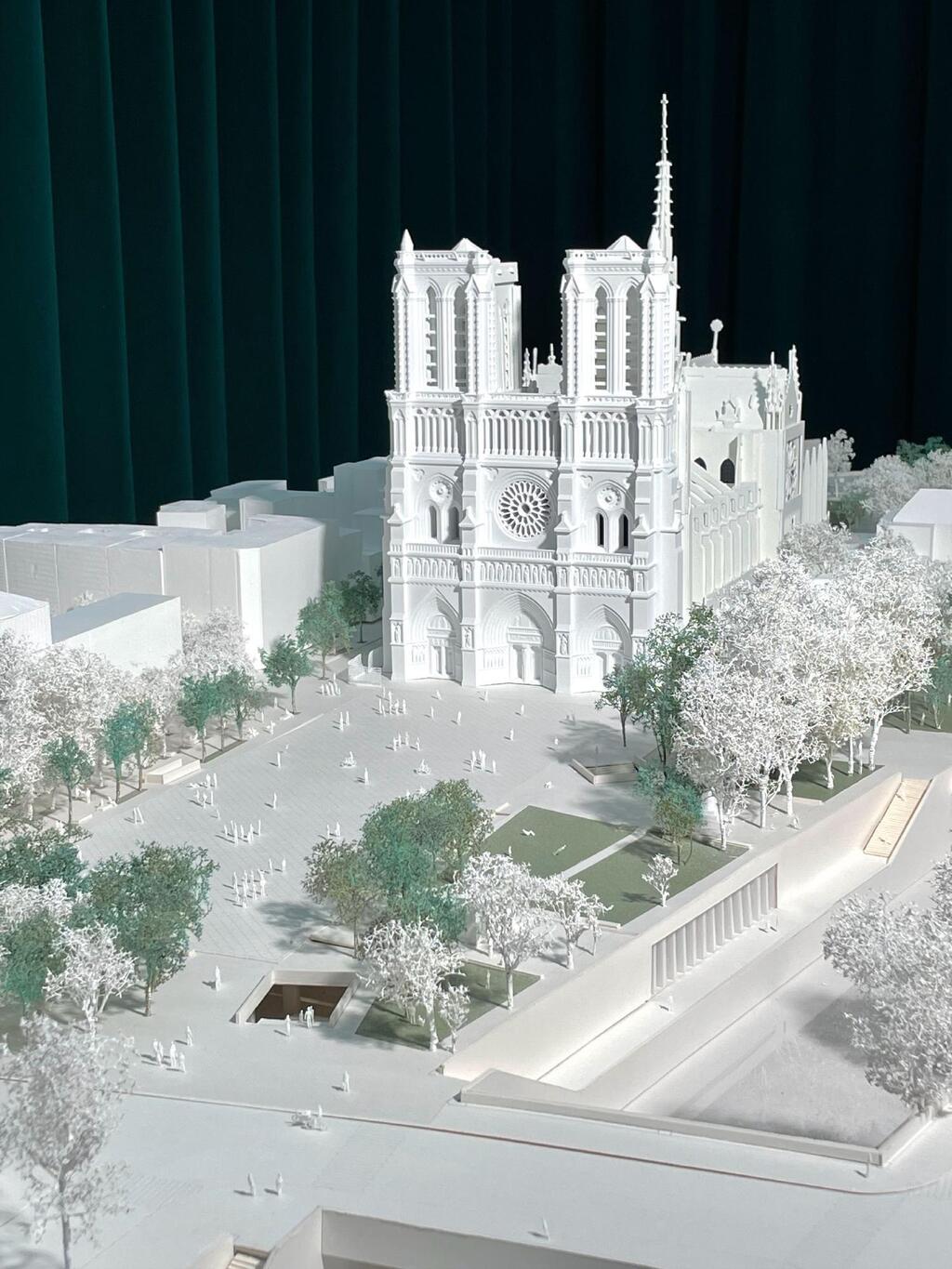 התכנון החדש של רחבת הכניסה (הדמיה: Bureau Bas Smets) NOTRE DAME_MODEL, דגם של נוטרדאם אחרי השיפוץ