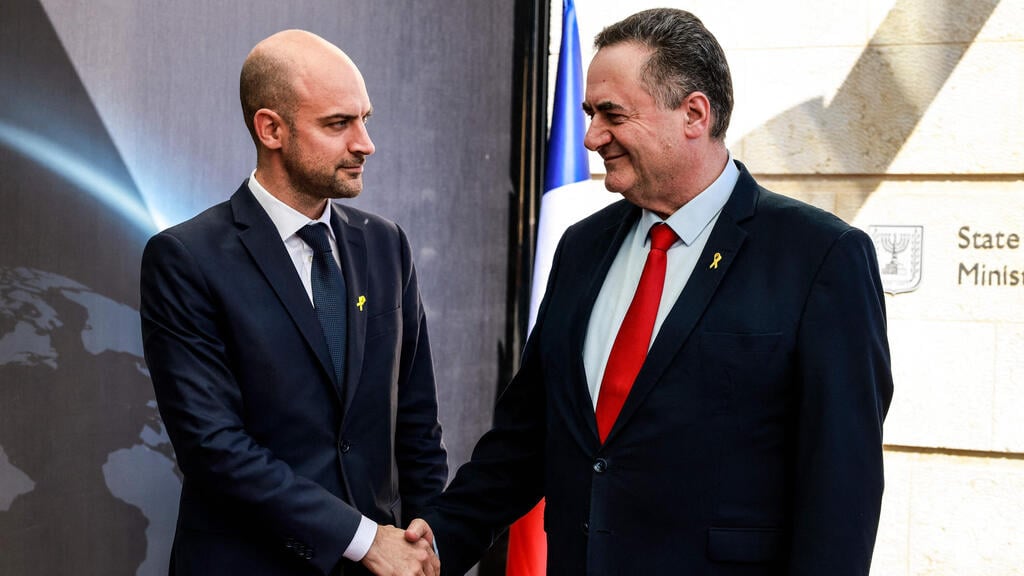 Jean-Noel Barrot with outgoing Foreign Minister Israel Katz (Photo: Menahem Kahana / AFP) ישראל כ״ץ נועד עם שר החוץ של צרפת