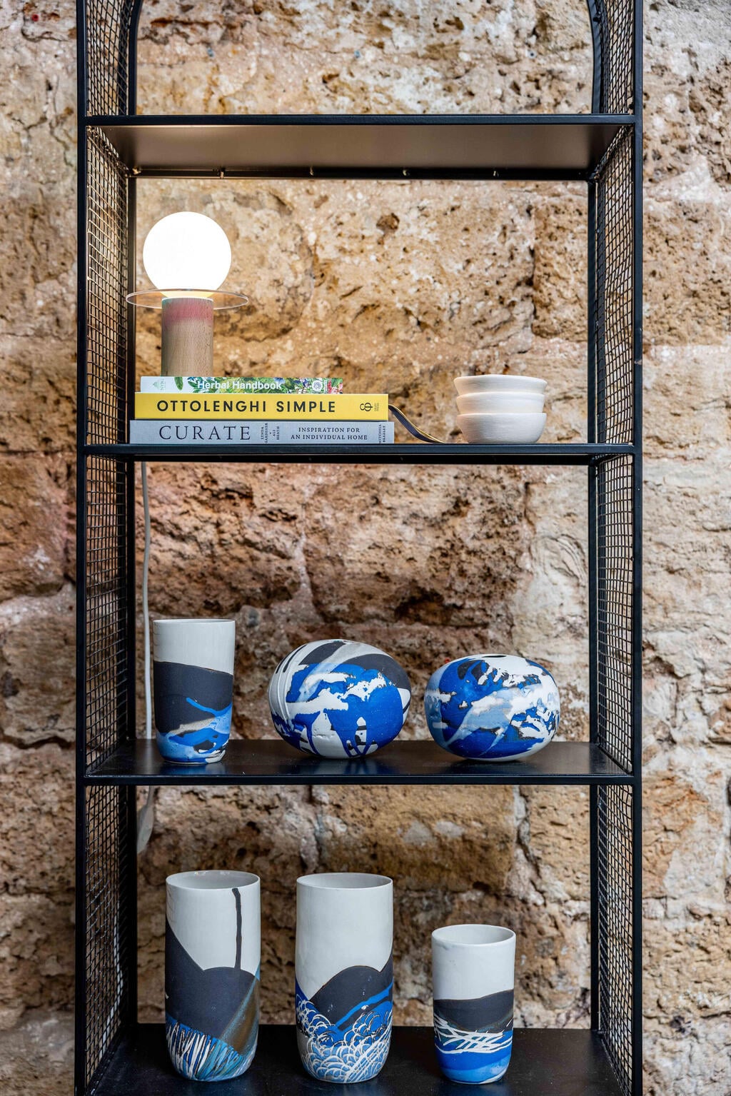 כלי קרמיקה של מעצבים ישראלים. מרשימים יותר במקבץ (צילום: אורית ארנון) הפקה מצולמת משבר לתקומה, בית קנדינוף, אוצרות: אורנה מזור