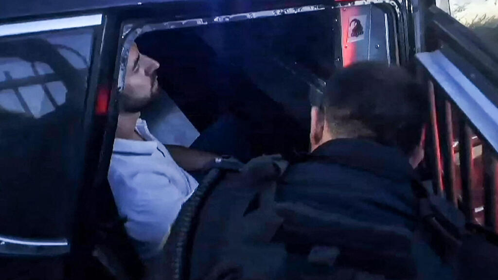 French diplomat inside police car (Photo: Chloe ROUVEYROLLES-BAZIRE / AFP) מעצר מאבטח צרפתי ב כנסיית אלאונה ב הר הזיתים ב ירושלים בעימות בביקור שר החוץ של צרפת ז'אן-נואל בארו