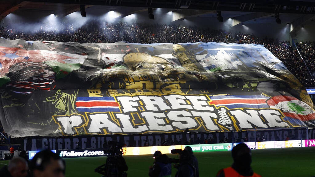 PSG's 'Free Palestine' banner (Photo: REUTERS/Stephanie Lecocq) דגל הפריסה של אוהדי פ.ס.ז' למען פלסטין