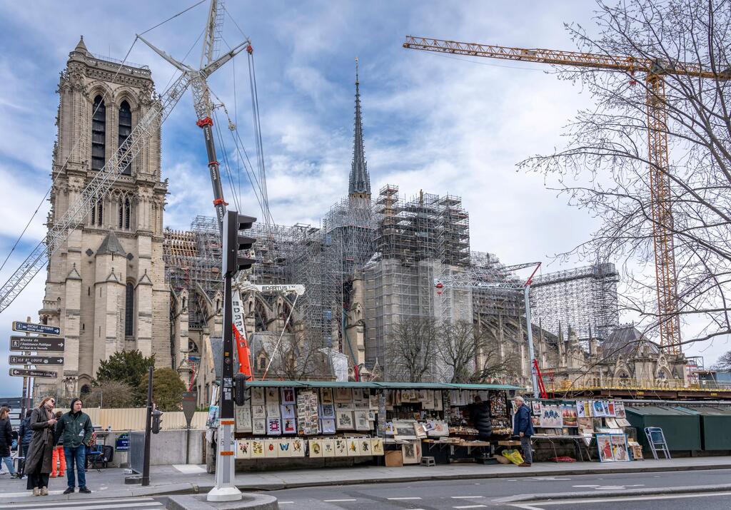 במהלך השיפוץ והשימור (צילום: Franck Legros, shutterstock) קתדרלת נוטרדאם פריז