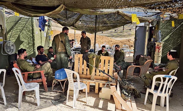 חיילים ב"מפעל הבטון". מכולות מגורים, מקלחות ושירותים עם קו מים חדש מישראל, ופינת עישון ורביצה (צילום: יואב זיתון) yk14142408