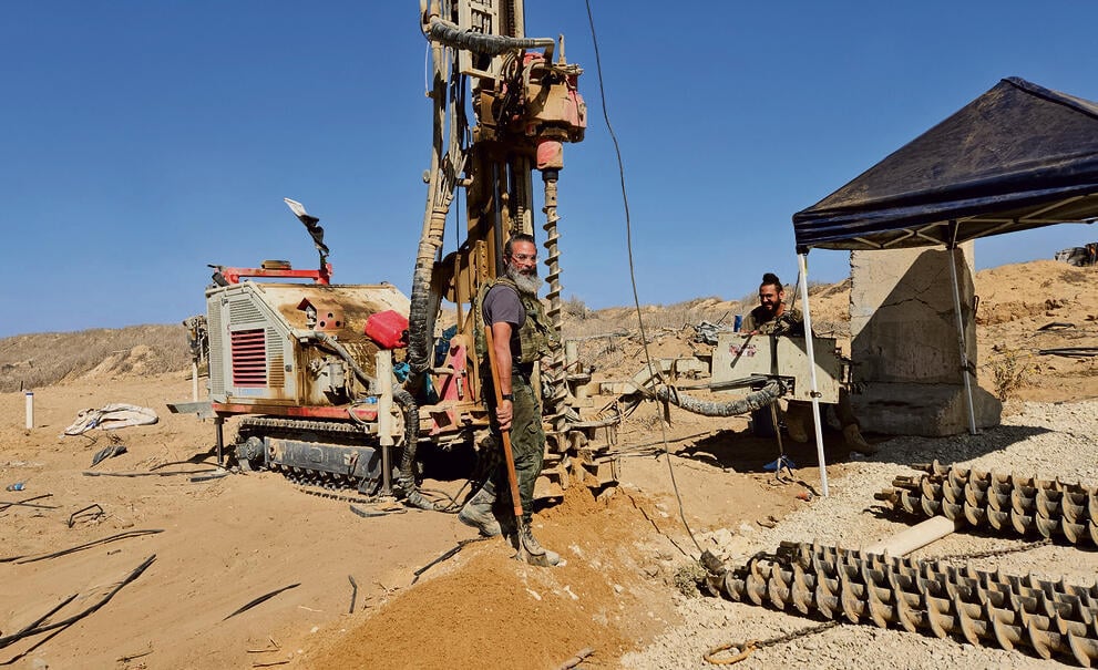 חפירות בפרוזדור נצרים. בציפייה למעבר עשרות אלפי עזתים הוכנו חדרי חקירות, מכלאות מעצר ועמדות בידוק (צילום: יואב זיתון) yk14142410