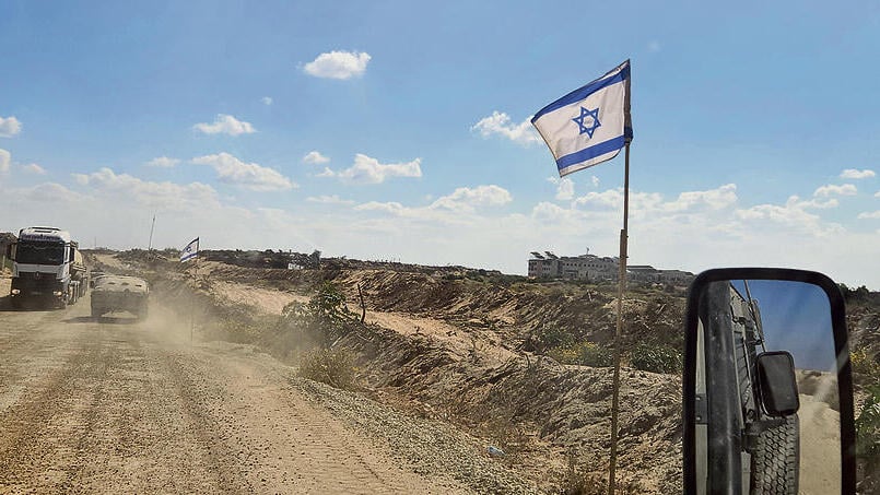 האמר סיור ומשאית על הציר הדו-מסלולי. ג'יפים שמוכרים מהבט"ש באיו"ש ורכבי בינוי (צילום: יואב זיתון) yk14143514
