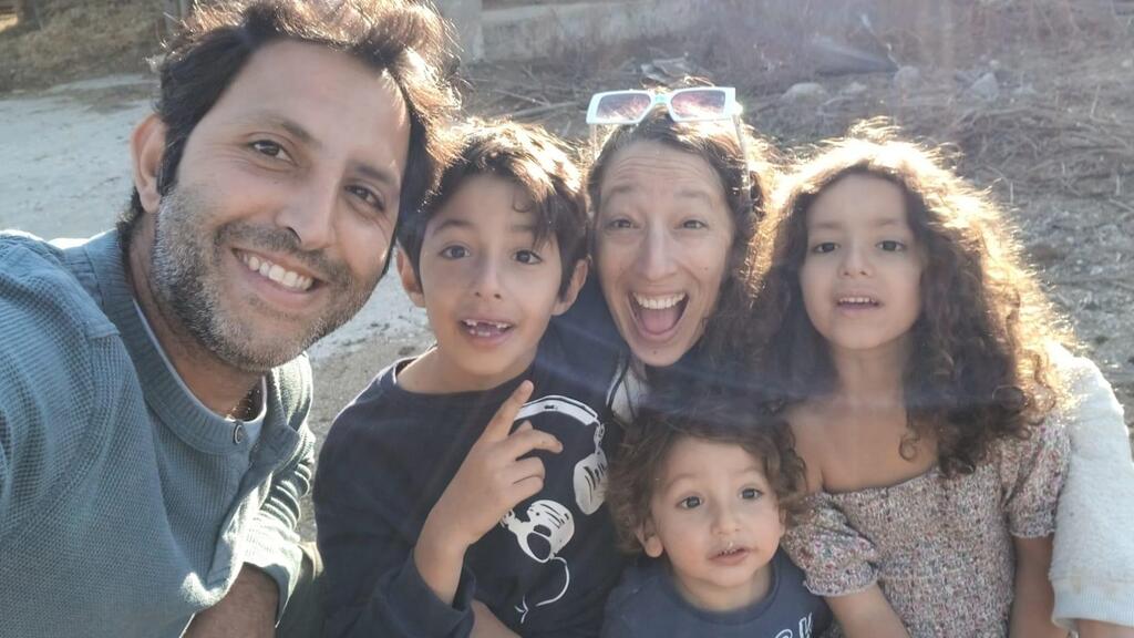 אורי, הדס והילדים. "לקחת בייביסיטר זה כמו לשלם לפסיכולוג" (צילום: אוסף פרטי) הדס ואורי