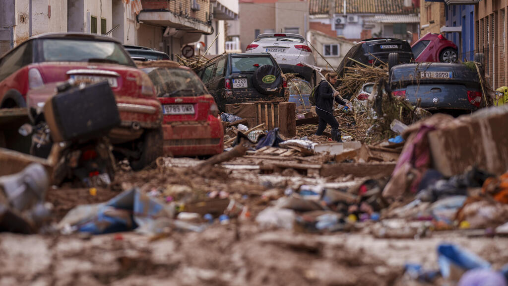 Valencia, Spain (Photo: Manu Fernandez, AP) ההרס בעיר ולנסיה לאחר גשמי הסערה והשיטפונות שפגעו במזרח ספרד