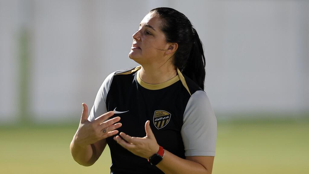Al-Ittihad women's head coach Lindsay Camila (Photo: Al-Ittihad Women's X account) קמילה