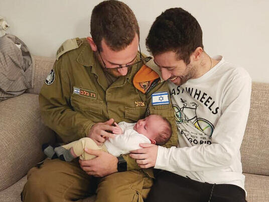 חנוכה וסרן בלבן עם בנו הבכור של חנוכה. "הייתי בטוח שהוא נהרג" (צילום: תומר שונם הלוי) yk14146028